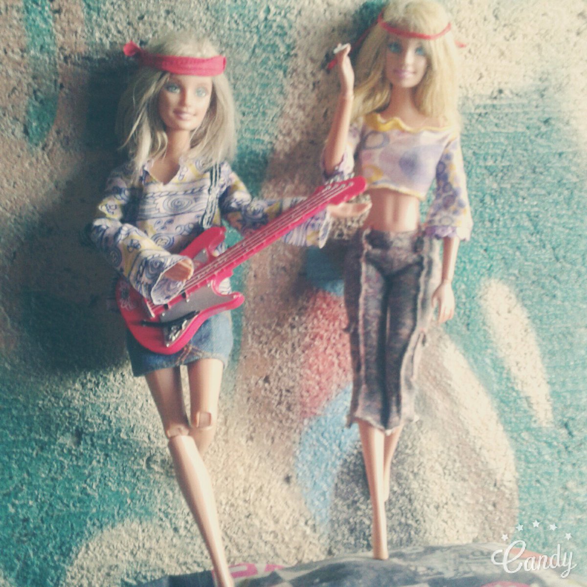 PatriGomezZ1's tweet photo. Las barbies hippies de ahora fuman porros https://t.co/bT1k6zD54z