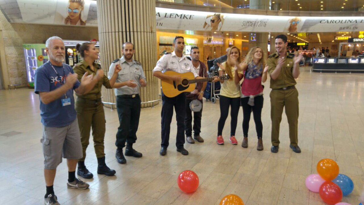 shorashim's tweet photo. 'Tis the season - summer starts now! Yalla y'all! โ๏ธ๐ฎ๐ฑ๐ฏ๐๐ฝ #Birthright #Shorashim #IsraelWithIsraelis https://t.co/XErypkl4oy