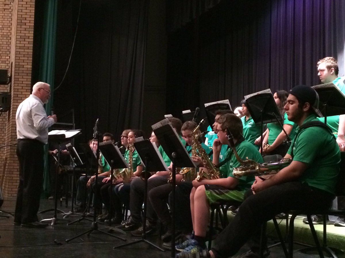 ArtsHWDSB's tweet photo. Russ working w @SherwoodHWDSB jazz! #hwds jazzfest! Rhythm section is killer! Great energy horns! @MusicatSherwood https://t.co/Jf8VjuGXsa
