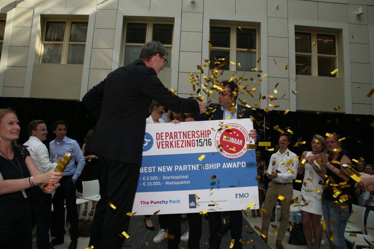 departnership's tweet photo. Mag ik jullie voorstellen aan De winnaar! van de Best New Partnership Award @asr Gefeliciteerd! #DPV14 https://t.co/hsyemMwssi