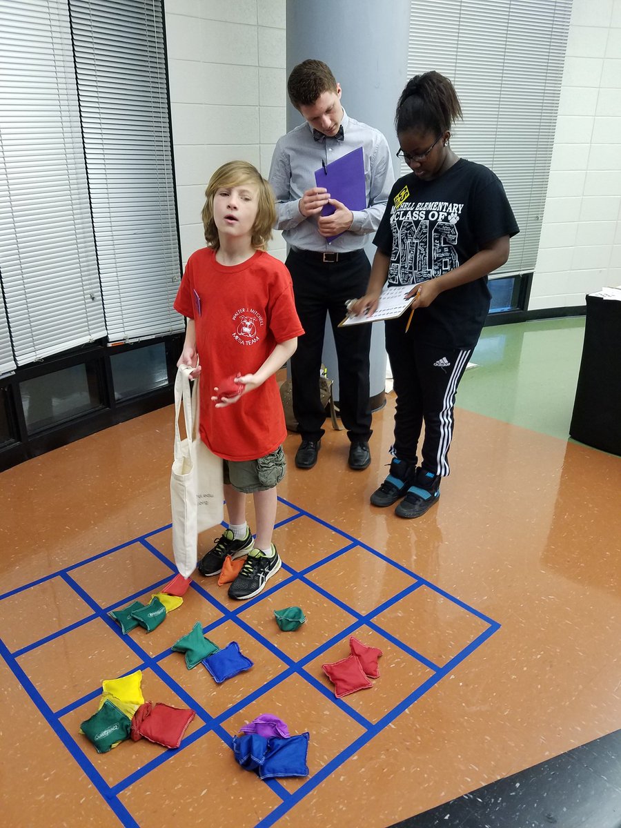 Mitchellcoder's tweet photo. 4th &amp; 5th grade students demonstrate debugging  
#cs4all https://t.co/Ehm2O2uGNW
