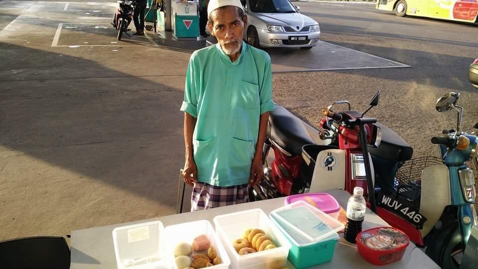 Gengkotak's tweet photo. Drpd korg perabis duit beli jubah hipster bagai, belanjalah sekeping dua buat beli kuih pakcik ni, laknet. Sebarkan! https://t.co/Gz76OGo72C