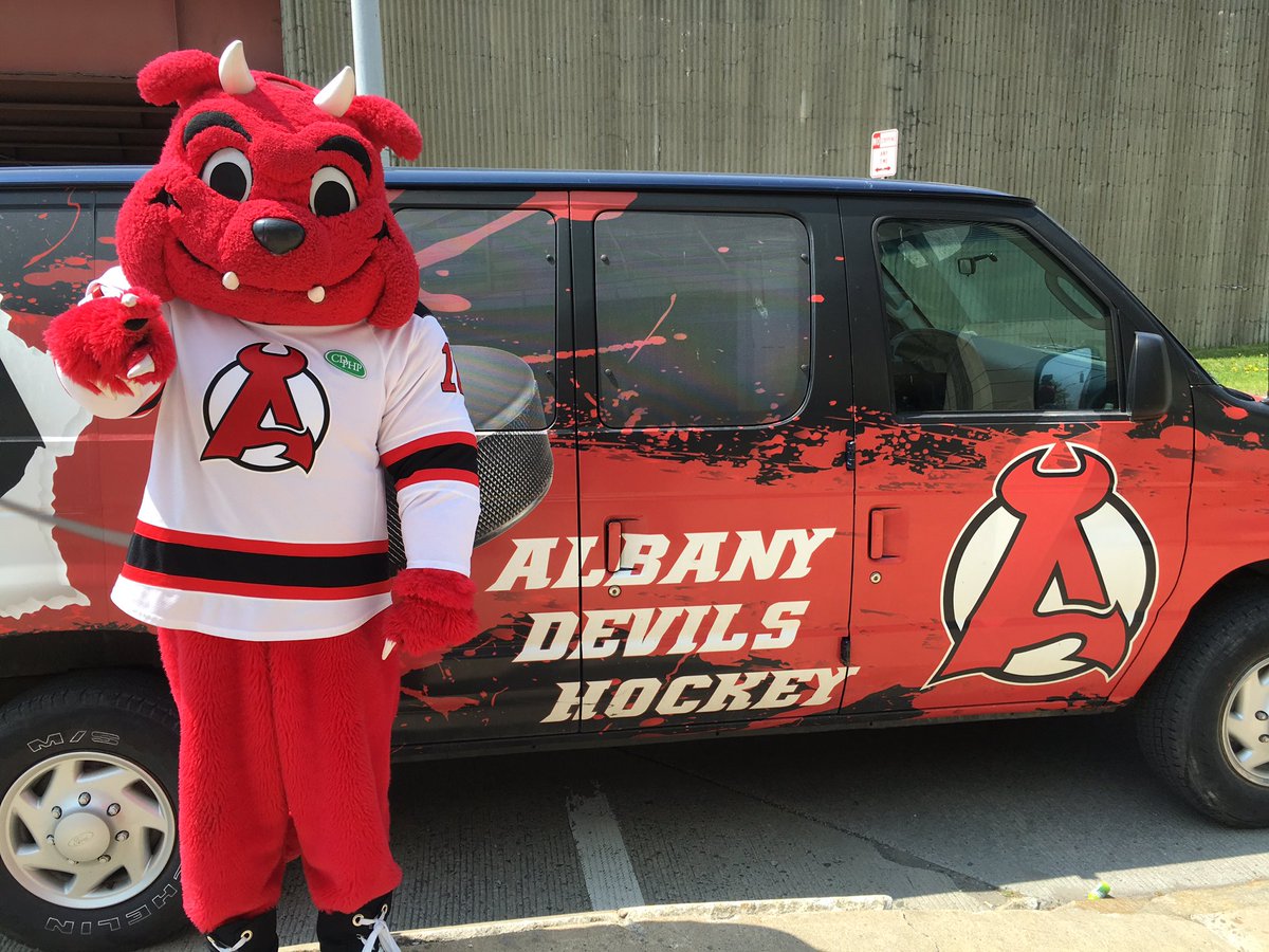 DevilDawg10's tweet photo. Walking around downtown Albany &amp; visiting the food trucks! Make sure you share your pictures with me! #UnitedInRed https://t.co/iAJEwLibBk