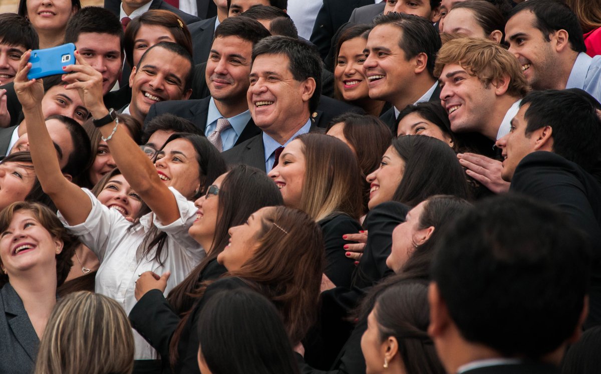 MEF_Paraguay's tweet photo. Jóvenes becarios de @becalpy en #Francia🇫🇷 fueron recibidos por el presidente @Horacio_Cartes https://t.co/ca6BcIirHA