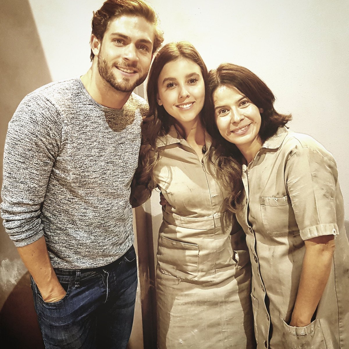 PancheriHoracio's tweet photo. Con dos preciosas y talentosas actrices @soypaulinagoto #arceliaramirez https://t.co/bxa0IGJZrt
