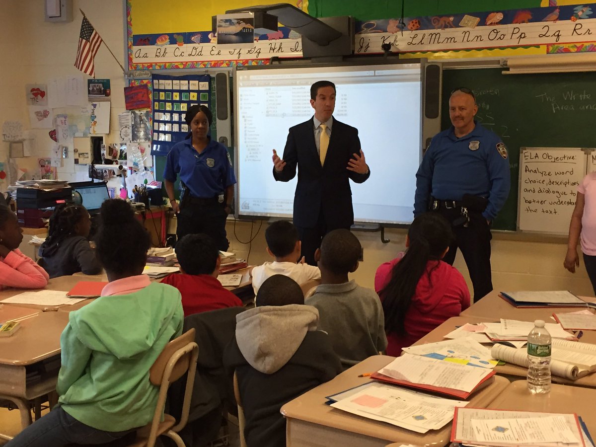 YPGoldfeder's tweet photo. #CareerDay at #PS253 in #FarRockaway together with @NYPD101Pct #ToughQuestions @District27NYC @NYCSchools https://t.co/mYz9I7jvzu