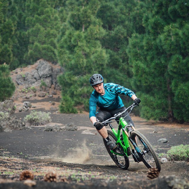 theZimbros's tweet photo. Descending on the dust of #lapalma is more like surfing down a mountain. #twowheeldrifts a… https://t.co/jYZdxV35KW https://t.co/pfYhSKMkeP