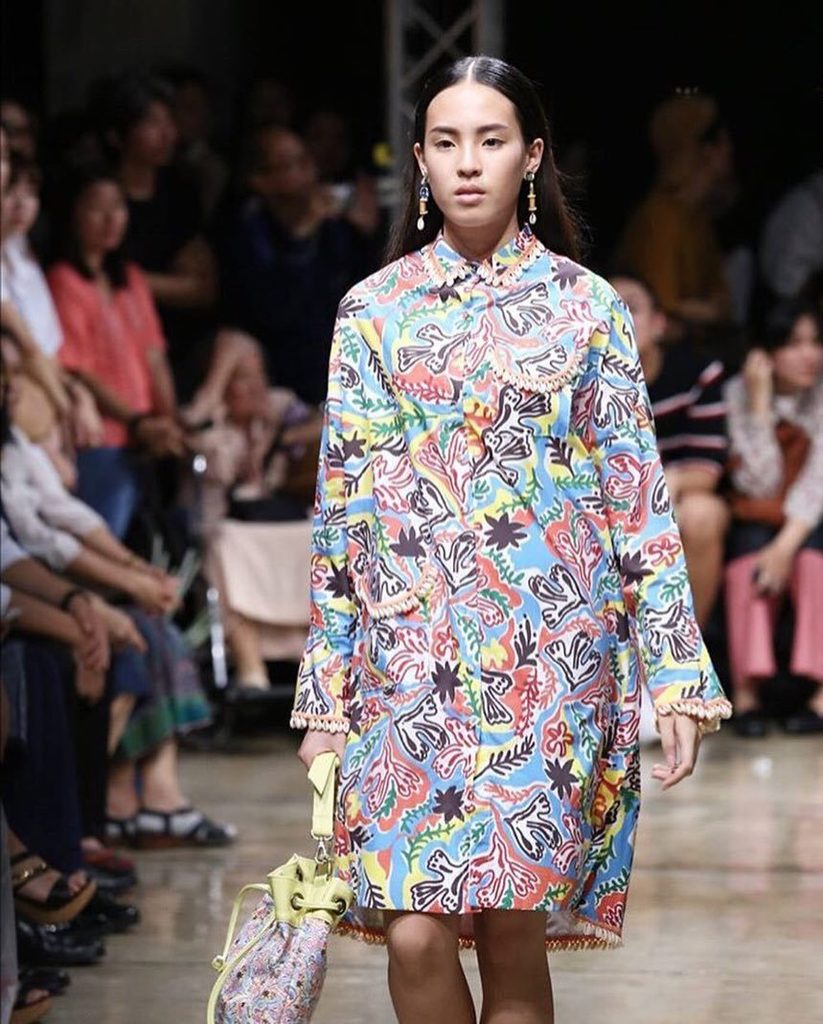 linly_fanclub's tweet photo. [LinlyStagram] :🚶จบงานๆ...เดินกลับบ้านดีฟ่า~🚶Cr:@cripink #fashionshow #linlyapichaya #ฝากร้านบรรทัดเดียวนะคะ #linly… https://t.co/o3f3W7XuUA