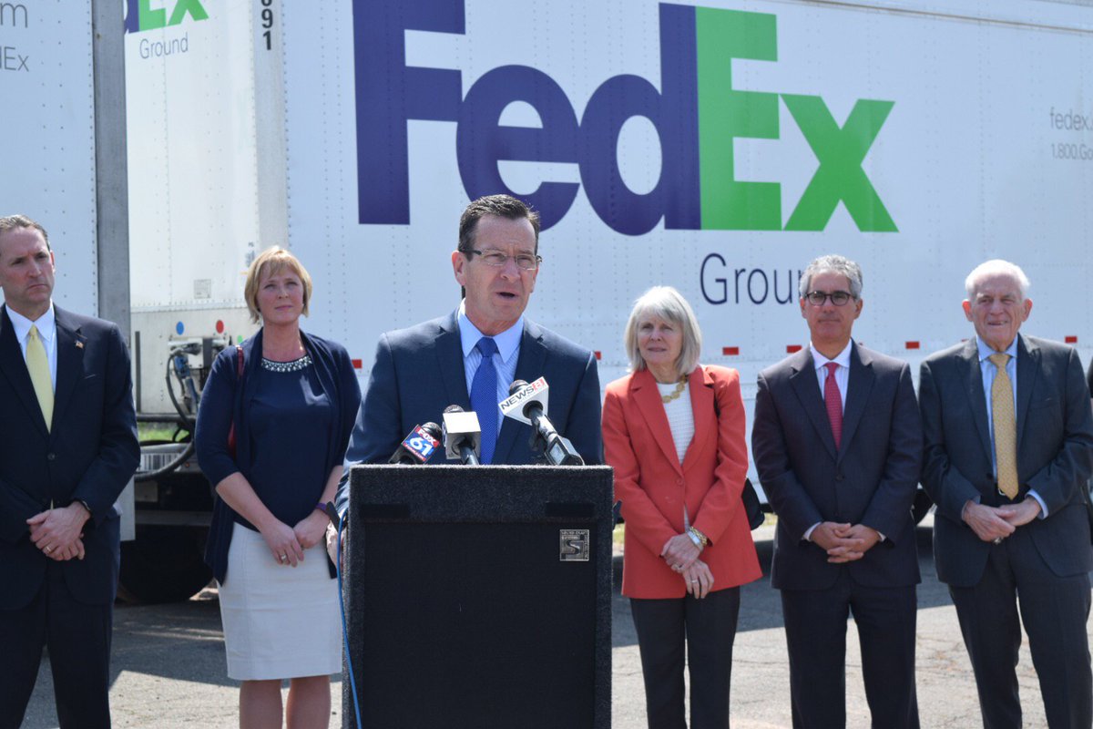 GovMalloyOffice's tweet photo. Today we joined @DanielTDrew in #MiddletownCT to commemorate the groundbreaking of @FedEx's new distribution hub https://t.co/POJqJMS4LU