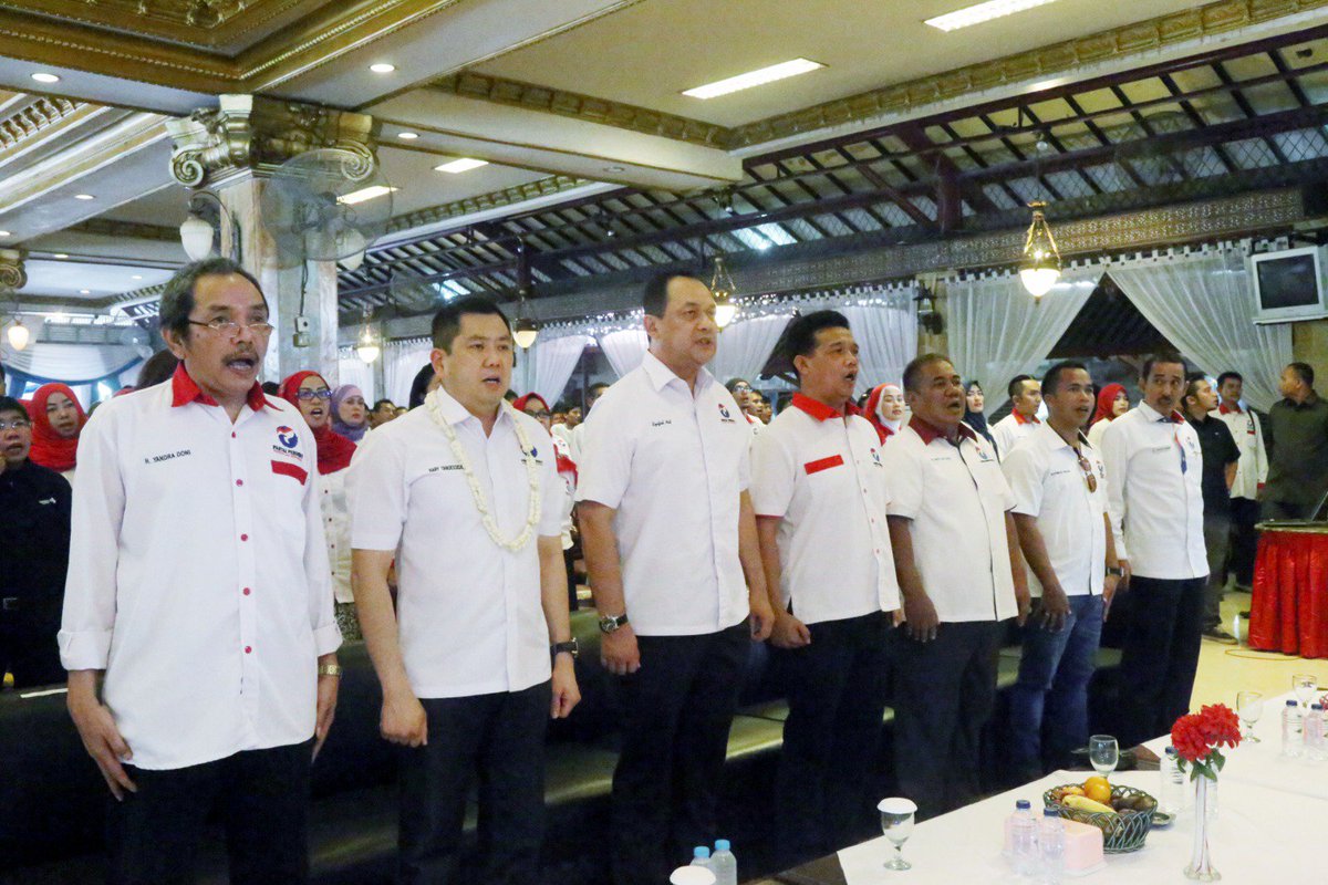 Hary_Tanoe's tweet photo. Menyanyikan lagu Indonesia Raya dlm pelantikan DPRt Partai Perindo Kab. Serang, Kota Serang dan Kota Cilegon, Banten https://t.co/a78aPjl52u