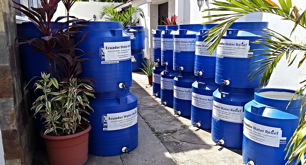 elandivar's tweet photo. Más agua para las víctimas de #terremotoEcuador https://t.co/9bIKRjhtKg @EcuadorHelp #EcWaterRelief https://t.co/cf0kHyUzS3