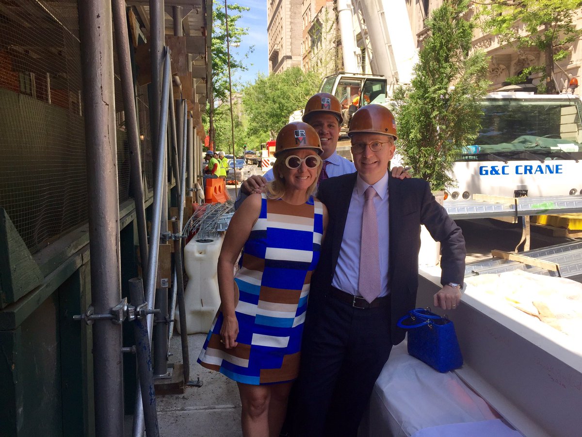 FriedlandProp's tweet photo. @rickfriedland @wfriedland &amp; Elizabeth Meyer topping out 706 Madison Avenue today! https://t.co/tdu4GJcepp