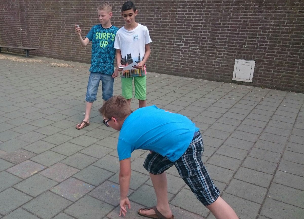 Praktische rekenlessen op schoolplein.  "Bereken je gemiddelde snelheid".