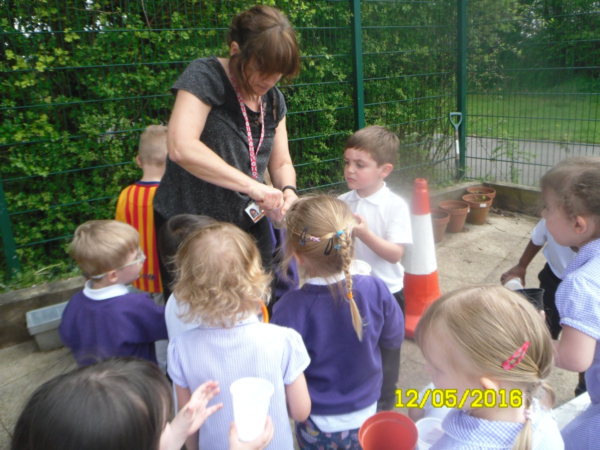 ClassEdinburgh's tweet photo. Edinburgh Class enjoyed hunting for bugs! https://t.co/781hDuC7t8