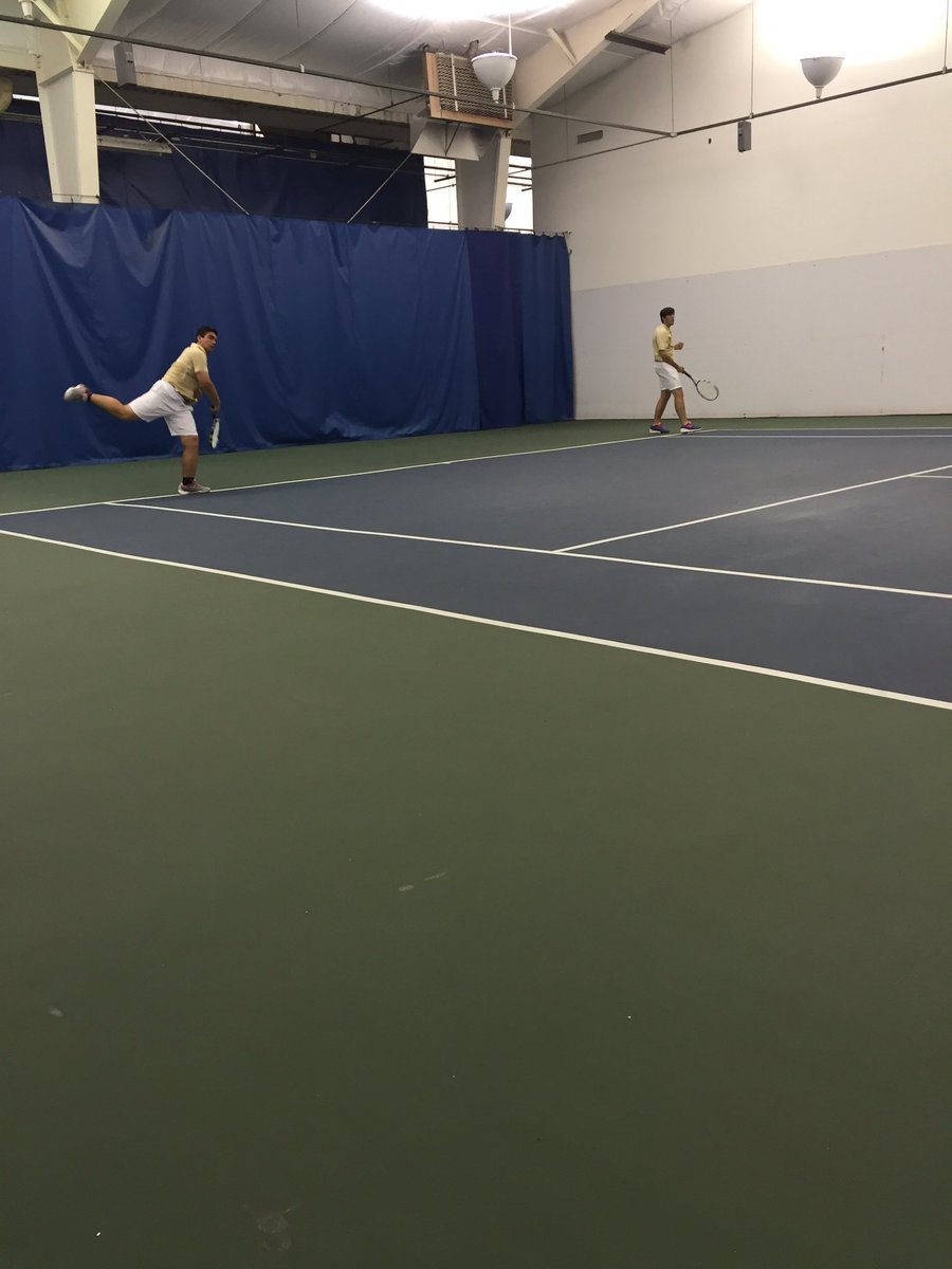 AHKnightsTennis's tweet photo. Warming up. #trophypose #goknights https://t.co/AdZAddPysX