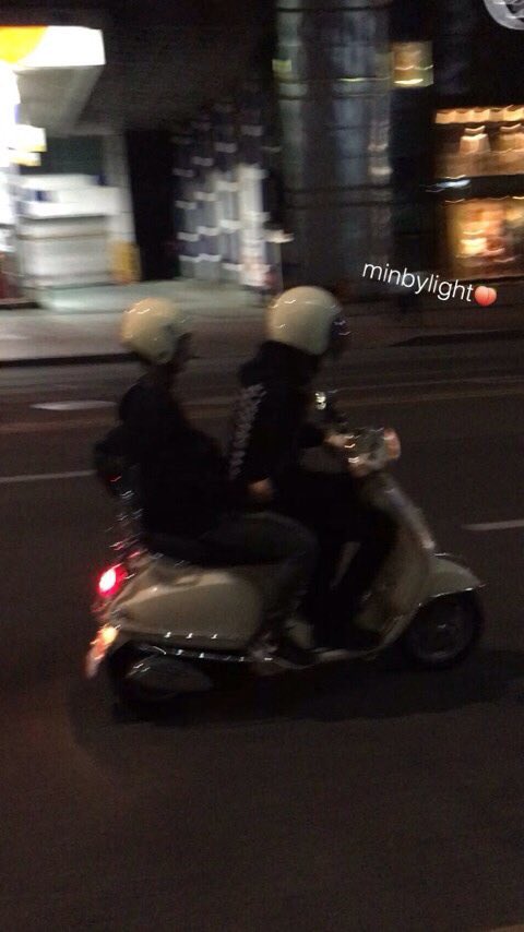 MDZ6101's tweet photo. จะตกรถก็กลัว จะเกาะชานยอลแน��นๆก็เขิน มีความเกร็งตัวนั่งห่าง เขินมากใช่มั้ยแบคฮยอน https://t.co/kdzmtHygth