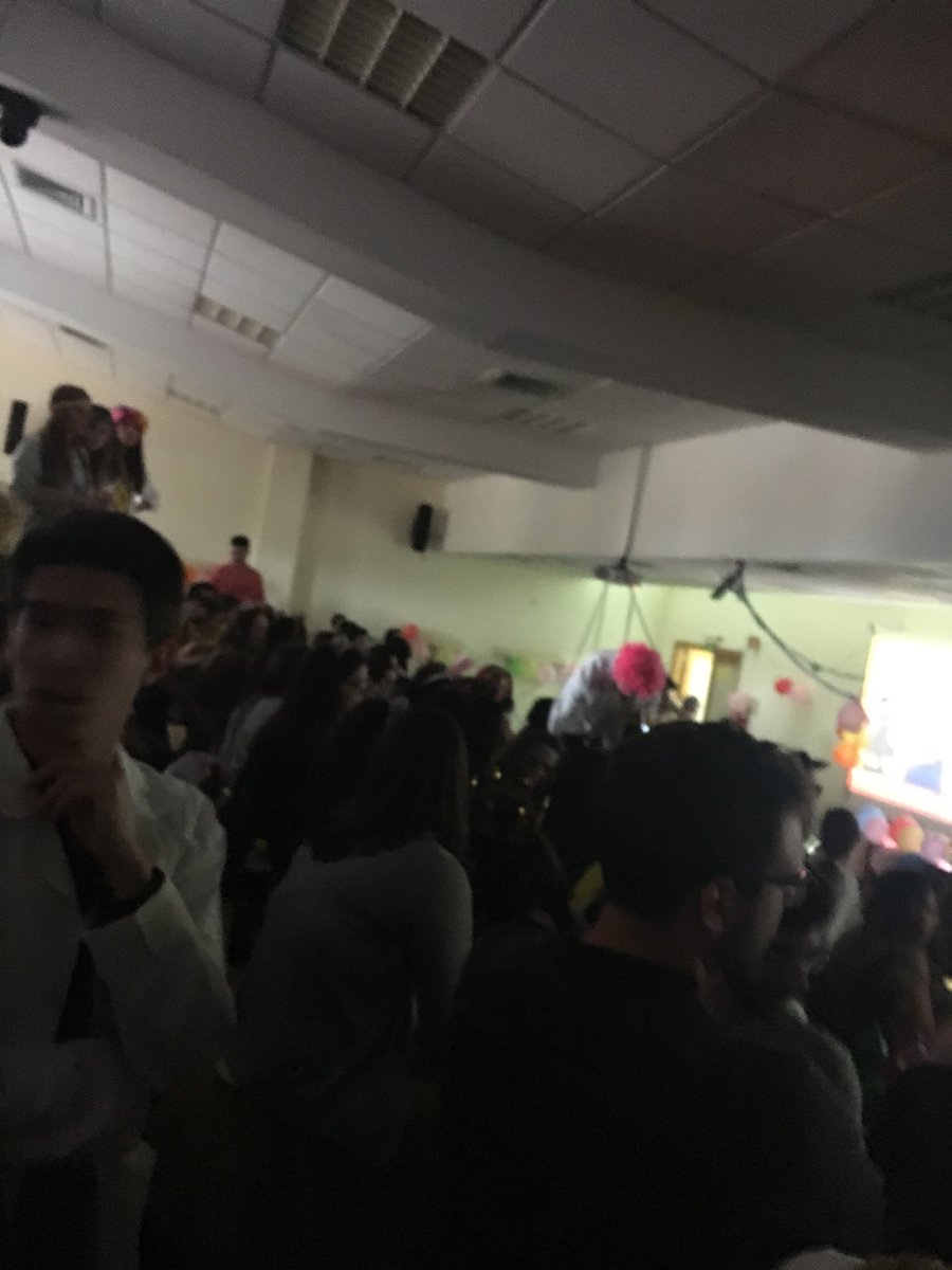 Alejandrapple's tweet photo. Cuando se puede beber en tu facultad https://t.co/WlvHTJMiTi