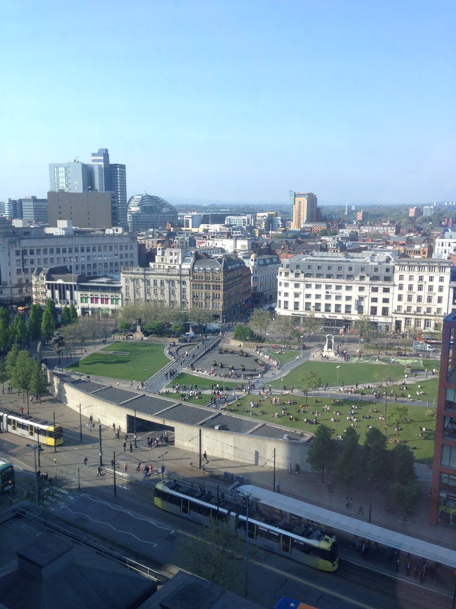ctdavey's tweet photo. I thought it always rained in Manchester #RosesCreativeawards https://t.co/4nvdLr1x6E