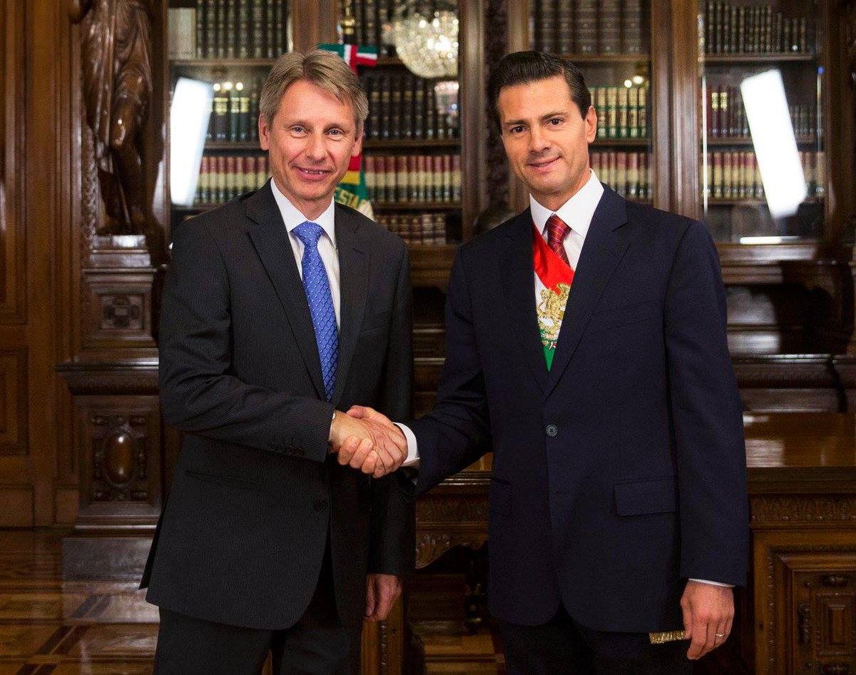 PresidenciaMX's tweet photo. El Presidente @EPN recibió las cartas credenciales de 19 nuevos embajadores. https://t.co/fXeJCkeZhC https://t.co/APuGbJXaNF