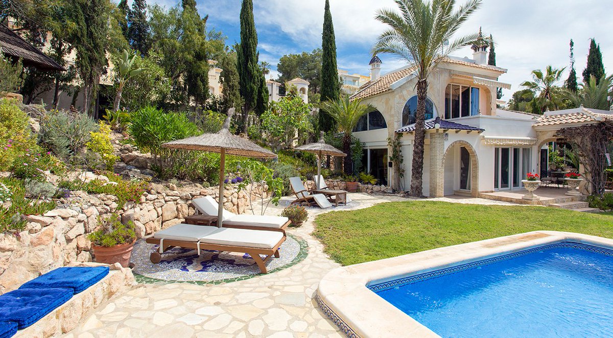 Would you like to see this villa? Our doors are open from 12 to 14pm on Friday May 20. Info: ow.ly/9ReA3008Sru