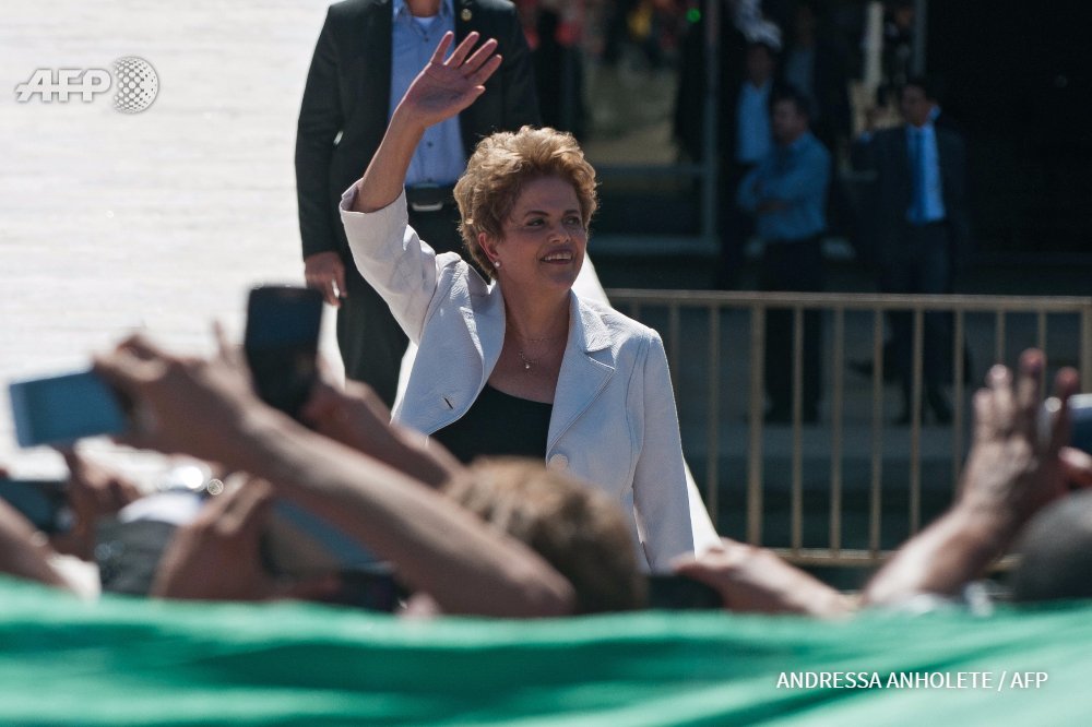 afpfr's tweet photo. Brésil: écartée du pouvoir, Rousseff dénonce un "coup d'Etat" https://t.co/NhDACepKej #AFP https://t.co/3D1nujdtm5