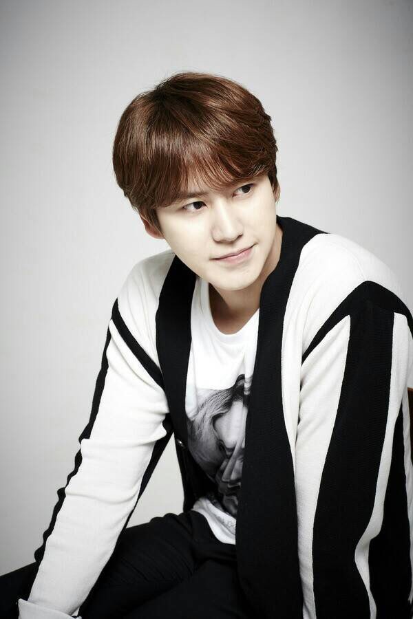 cinemacafe.net update with #kyuhyun #규현 #キュヒョン handsome Kyu in black and white 😘🎹
