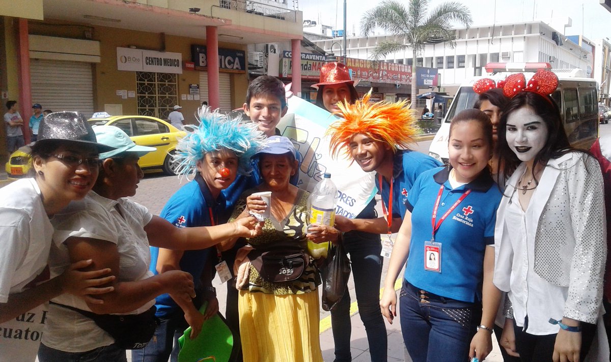 Nuestros voluntari@s en homenaje a madres trabajadoras de Machala. Compartimos el albúm goo.gl/WQYSkX