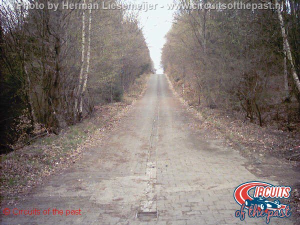 The #Steilstecke, a curious section of the #Nürburgring #Nordschleife. More here: circuitsofthepast.nl/en-US/nuerburg…