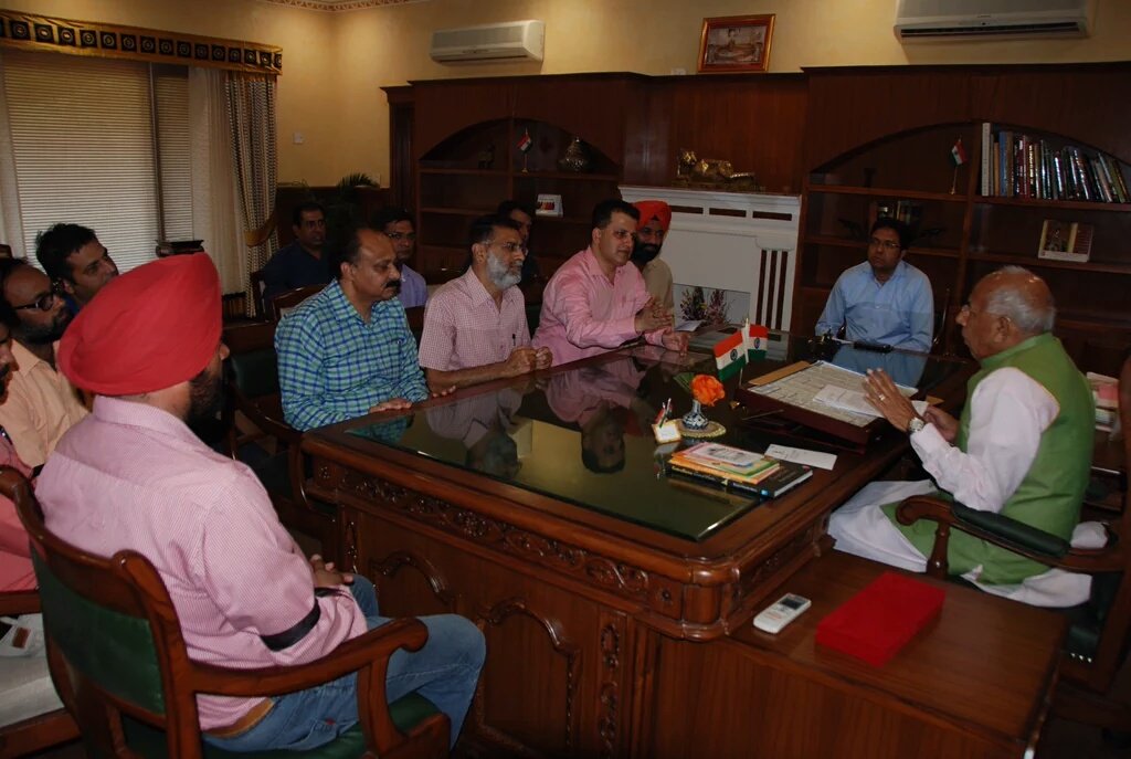 RajBhavanHry's tweet photo. Delegation of @ZeePunjab gave a memorandum today Under the leadership of ZPHH editor @sdineshaa https://t.co/X2kPvQC6rI
