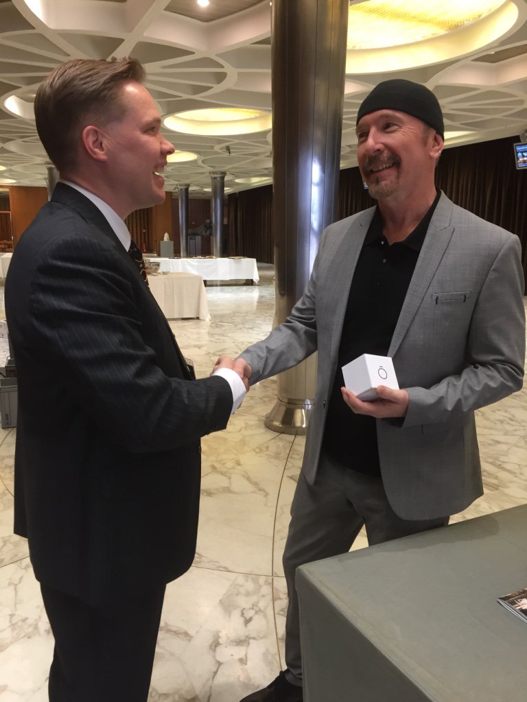ouraring's tweet photo. An honour to hand @ouraring to @U2's #TheEdge at Cellular Horizons #UniteToCure #music #sleep #performance #health https://t.co/cVW3JMNhUa