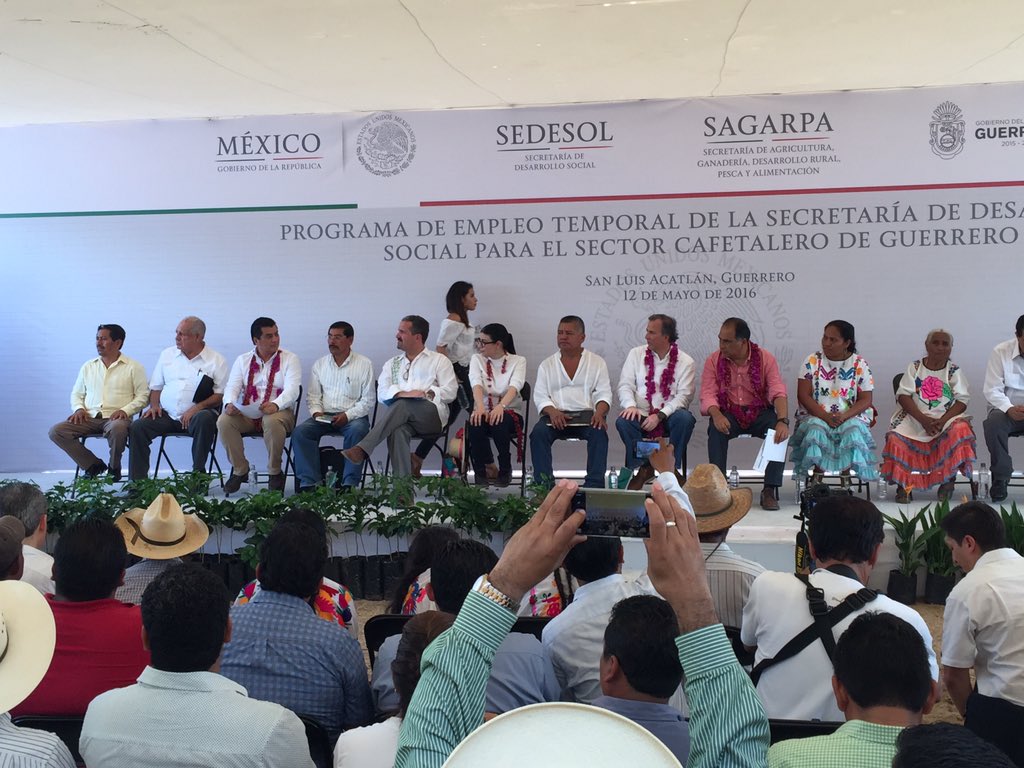 rafabeta's tweet photo. Entrega en Guerrero de #PET @SEDESOL_mx @JoseAMeadeK @VRubioMarquez @HectorAstudillo @EvielPM @soto_arma @jlsc33 👍 https://t.co/MpMtDw06pg