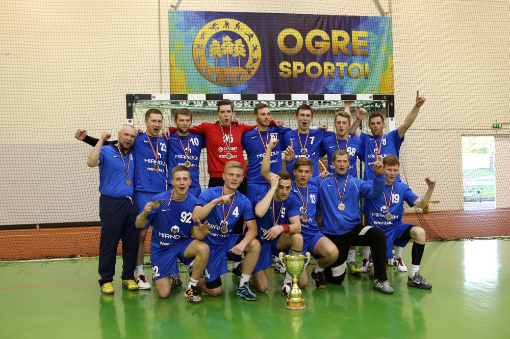 marroz66's tweet photo. ' @HK_Ogre to paveica - spēlē 22:20, sērijā 3:1 - kauss par 3.vietu Latvijas čempionātā un bronzas medaļas izcīnītas https://t.co/euaEDN2PBf
