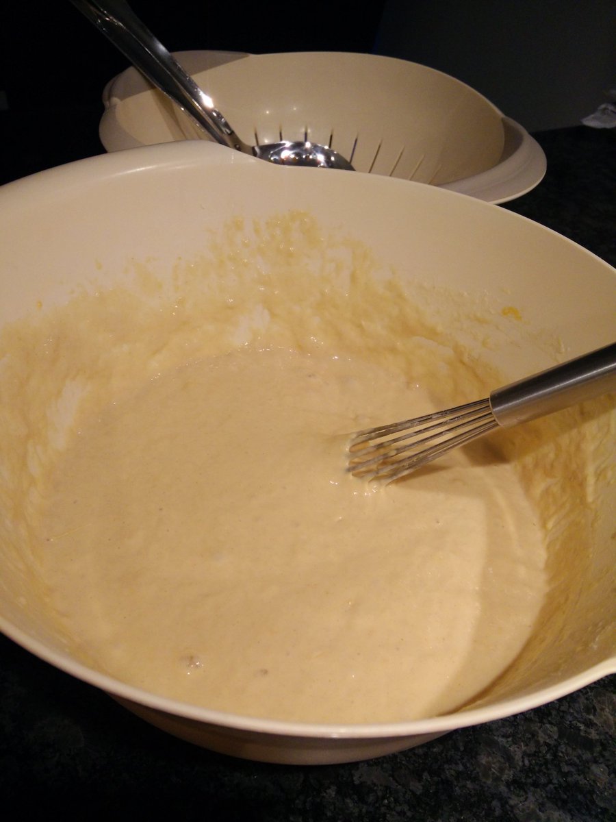 Egmina88's tweet photo. Heute gibts Spätzle: 600g Mehl, 2TL Salz, 4 Eier, ca. 1EL Hartweizengrieß und ca.400ml Mineralwasser - durchschlagen https://t.co/BwtVhcT7Fb
