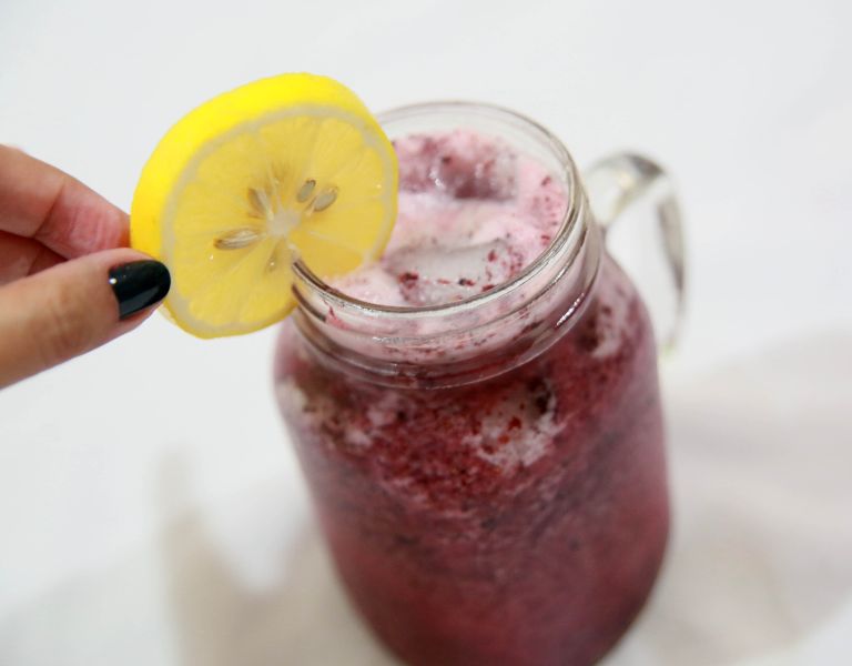 This blueberry lemonade #smoothie has our mouths watering! #ThirstyThursday #recipe guidecentr.al/make-a-refresh…