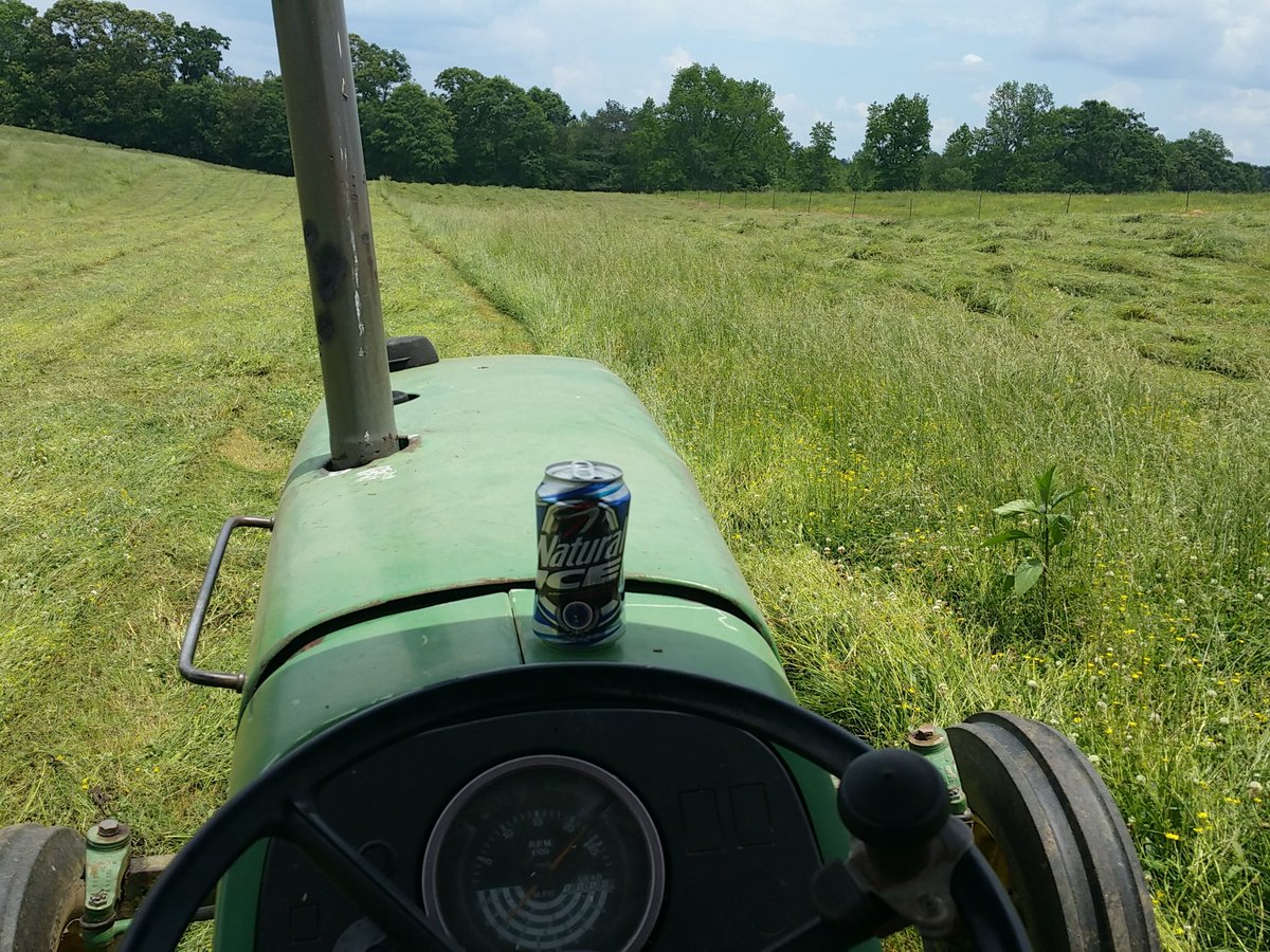 Blair_Witchin's tweet photo. There looks like a party here @jakeowen #passabeer @pandora_radio @thecadillac3 station https://t.co/5bcWjcRRFd