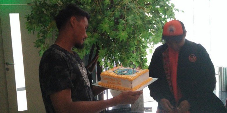 JakCikampek's tweet photo. Ulang Tahun ke-34, Maman Abdurrahman dan Impian Masa Pensiunnya https://t.co/sTpftdOSbp https://t.co/aonBUacSC8