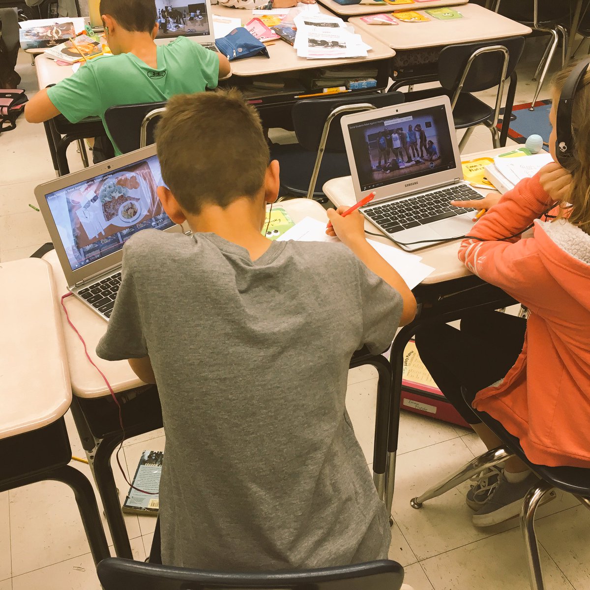 AmandaAgresti1's tweet photo. Perfecting the art of close viewing #StopAndJot #ActiveViewers @MTPSPride @MsShawRP https://t.co/UtOtgsxxwP