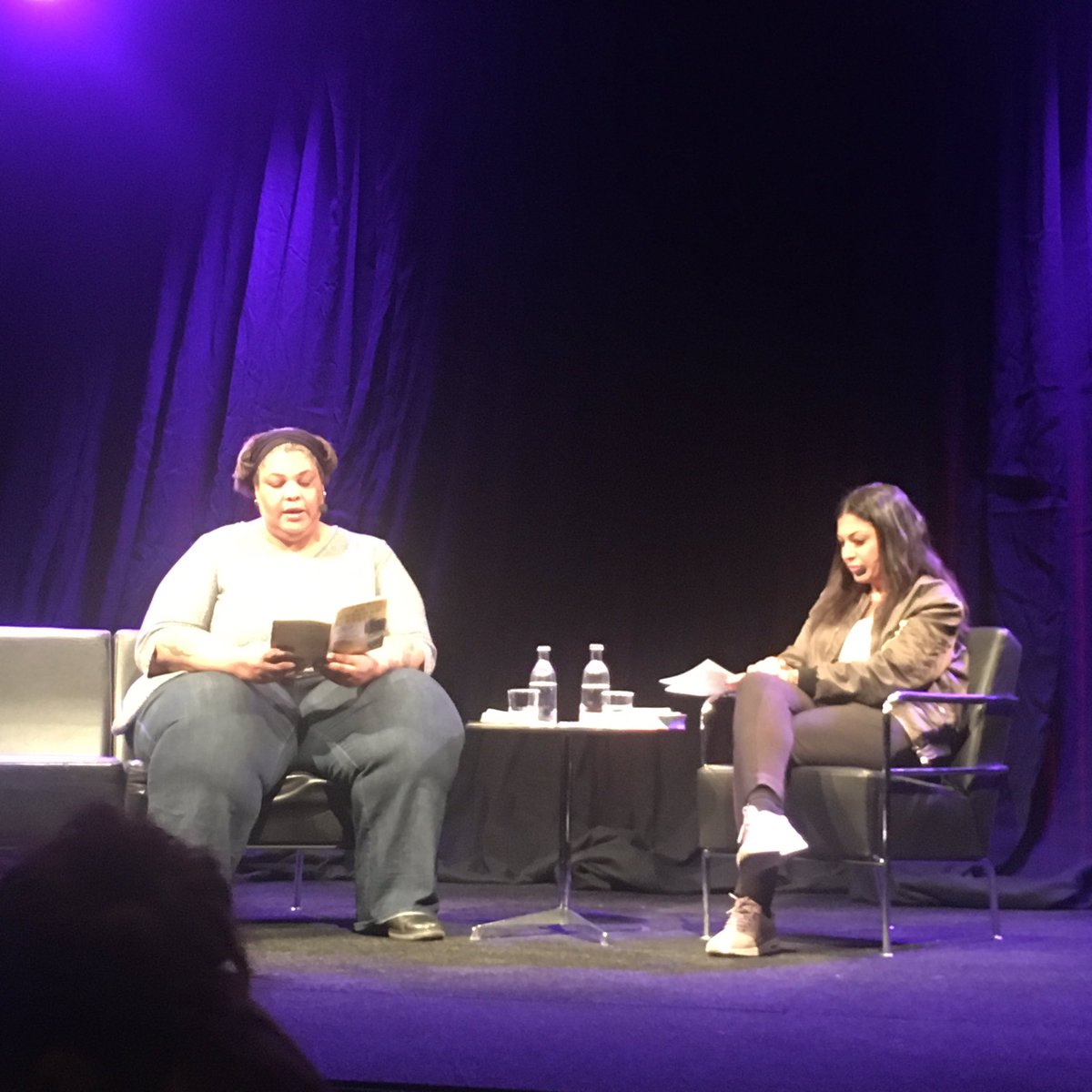 .<a href="/rgay/">roxane gay</a> läser ur I vilt tillstånd inför en andäktig, fullsatt Hörsal.