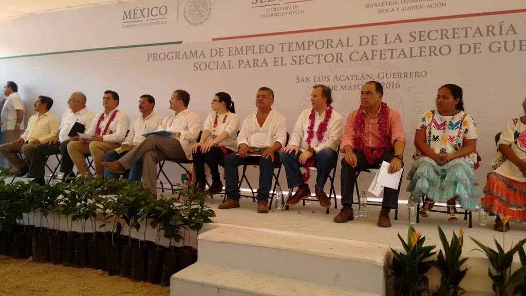 PikoSarinana's tweet photo. Entregan @JoseAMeadeK, @soto_arma y @HectorAstudillo apoyos a productores de café en San Luis Acatlán, #Guerrero. https://t.co/QofGwImuHJ
