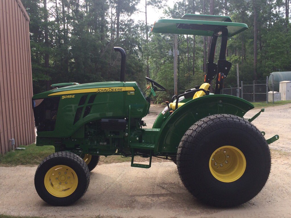 brounsaville18's tweet photo. #cooltop canopy/fan on @JohnDeere tractor at Windance. Wish I had that 25 years ago mowing pastures as a youngster https://t.co/aXJA2dKvLr