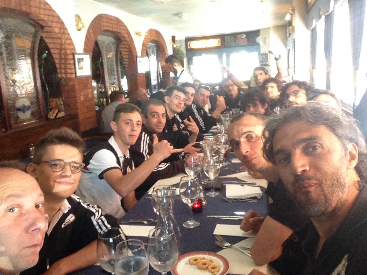 HockeyClubBra's tweet photo. #Glasgow here we are. First lunch team and first training #EHClubs2016 #weareready https://t.co/s8skwcxlSv