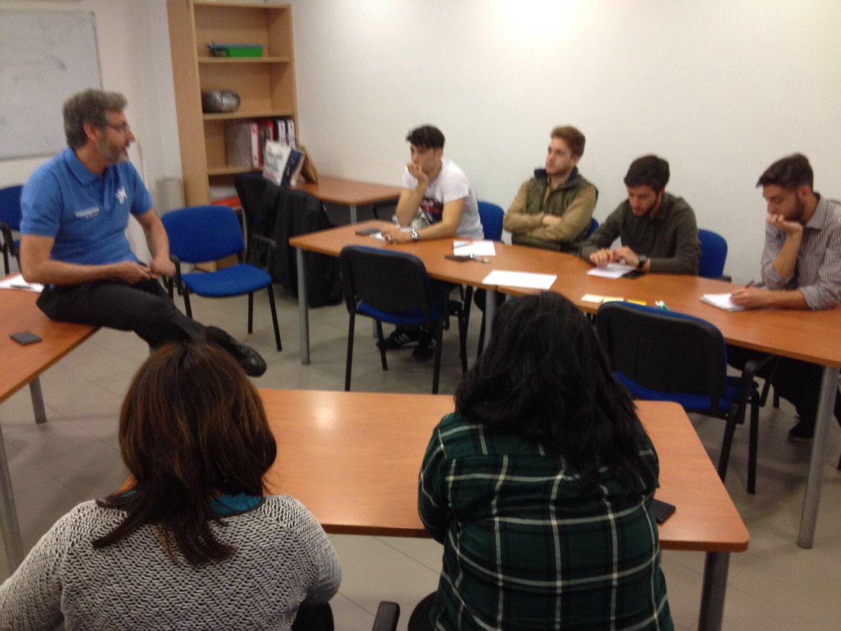 AudioBraryAPP's tweet photo. Todos reunidos escuchando los consejos de una buena persona voluntaria de #lacaixa en #@ArrabalAID https://t.co/1PhR14mrW1