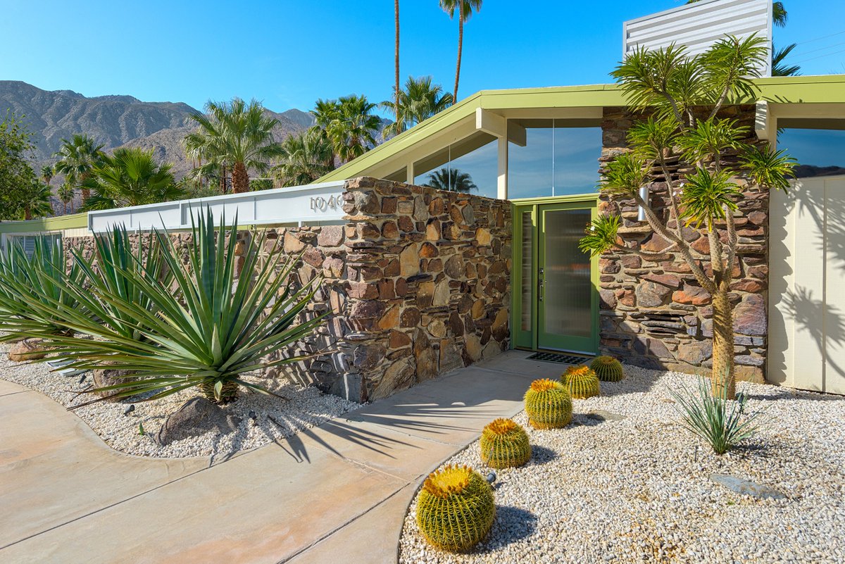 H3KDesign's tweet photo. #tbt to when we did a refresh on this Palm Springs home. Blue Palm Springs skies! #h3k Photo by P. Ketchum https://t.co/TWRiO19PGD