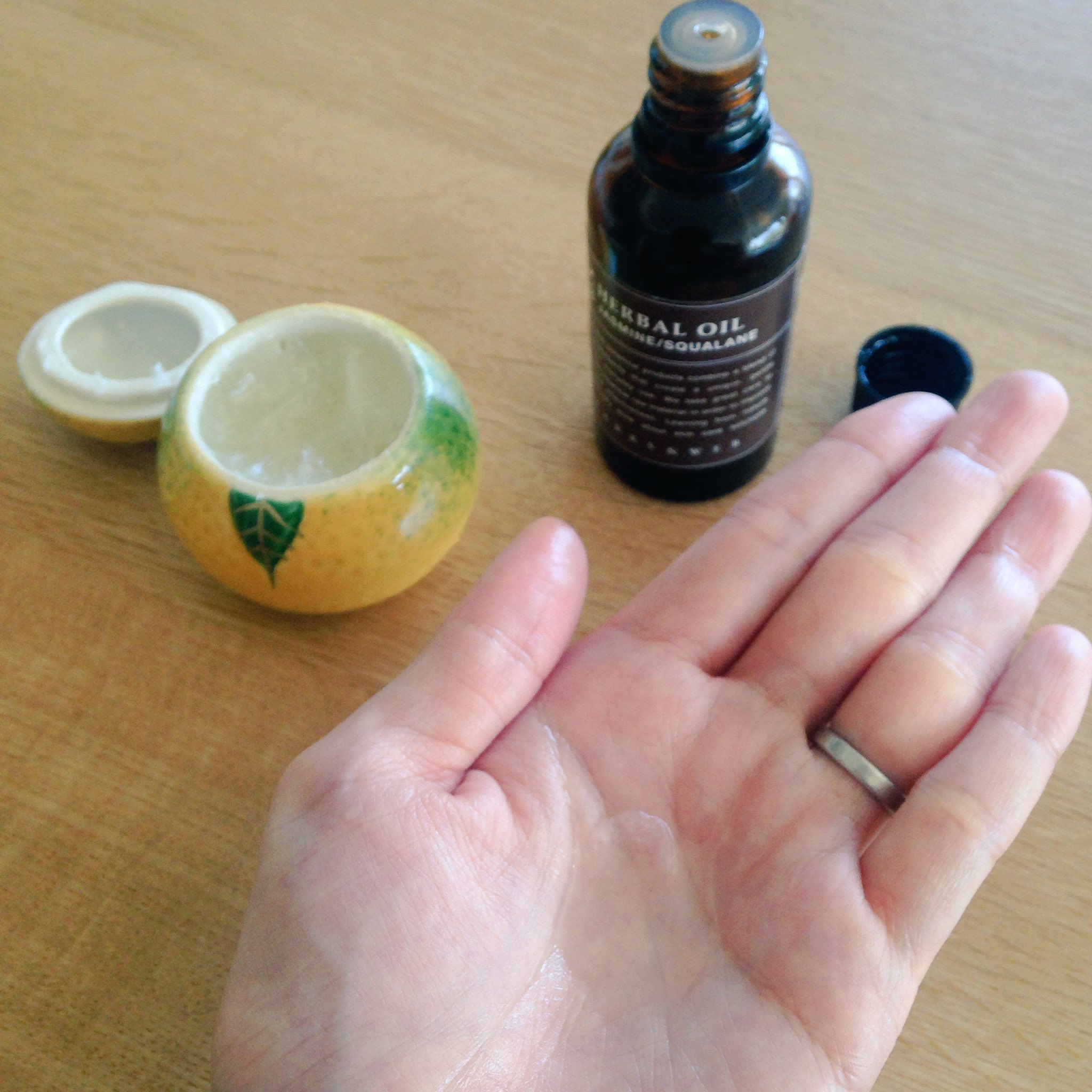 Twitter 上的 瀧波ユカリ 新刊出ました 白色ワセリンとハーバルオイル1 1で混ぜ合わせて髪に揉み込むと ウェットタイプのスタイリング剤になるよ 保湿しつつカールをキープできるし 自分の好きな香りだし気分良い 市販のヘアムース買ったばかりだけどもう使う気