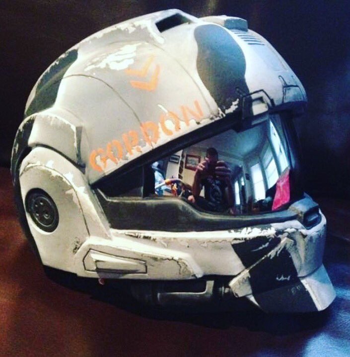 210comiccon's tweet photo. What an awesome helmet! #halo #halohelmet #greatwork #needtogetone #nicepaintjob #weatheredlook #superjealous #cd3c https://t.co/RtgZ8zMg3E