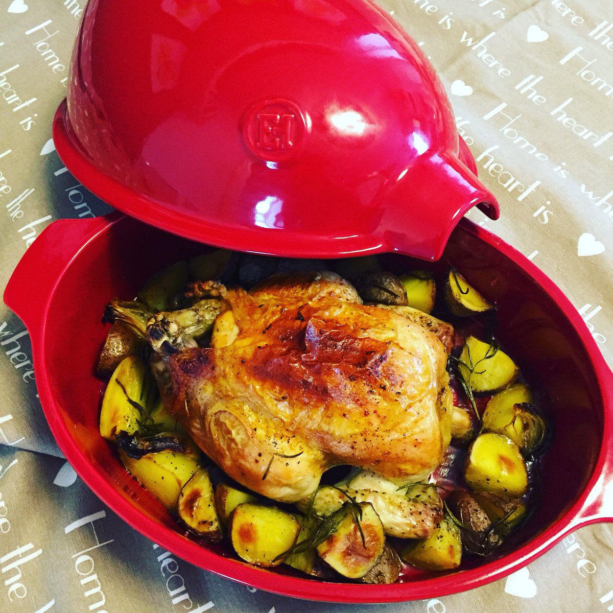 ValeriaAiroldi's tweet photo. #pollo con #patate al forno: ma quanto è bello il #chickenroaster firmato @EmileHenry_IT? #fitfood @presslink_milan https://t.co/kze7cwI7Qj