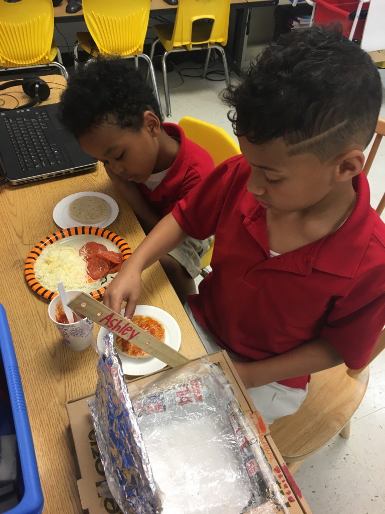 MrsIslamsClass's tweet image. We used our solar ovens for the 2nd time today to cook mini pizzas! 🍕🍕 #solarenergy @WESWildcat @ergle_angela