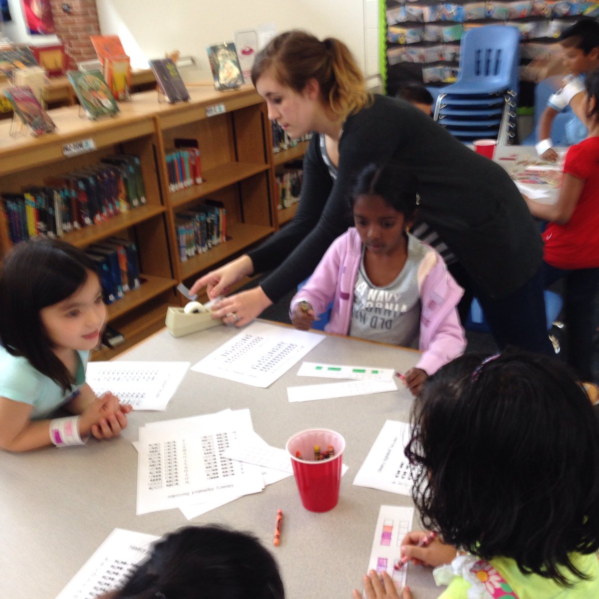 mrsarias1's tweet photo. Making Binary bracelets during Spring coding lesson! Thx @kfajks #ivyhillleague https://t.co/YzrZlAGo3w
