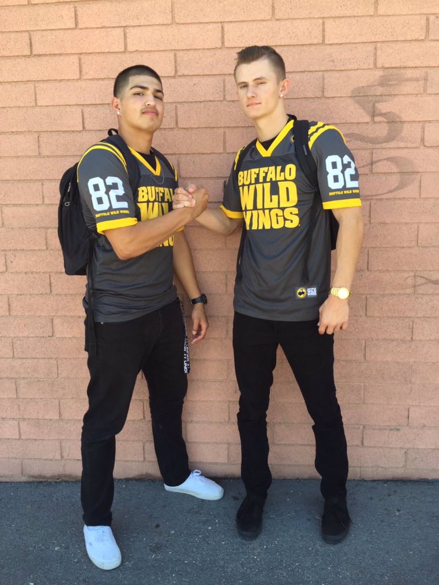 AuustinEnglandd's tweet photo. Buffalo is where it's @ 😂🔥 #twinday   @cibolastuco https://t.co/Ove4GZ0TWW