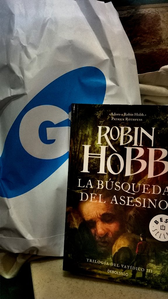 FiriUepi's tweet photo. Mi nueva adquisición~ ♥ #RobbinHobb #Farseer #FarseerTrilogy @EGigamesh https://t.co/DGsGchvCXb